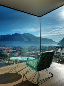 sala-de-estar-envidracada-em-edificio-na-suica