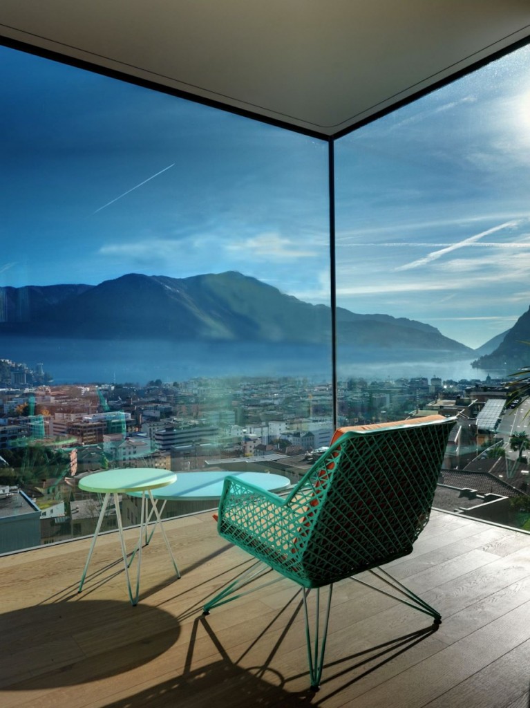 sala-de-estar-envidracada-em-edificio-na-suica
