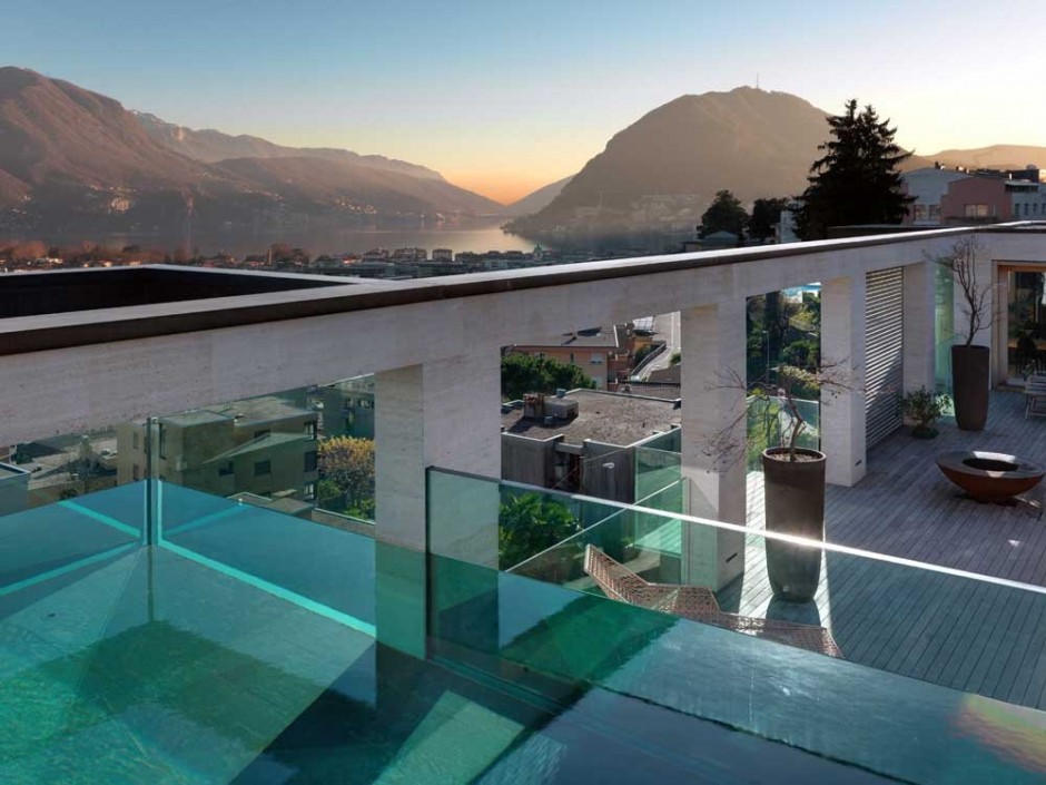terraco-com-piscina-de-vidro-suspensa-em-edificio-na-suica