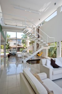 arquitetura-sala-de-estar-pe-direito-alto-casa-no-guaruja