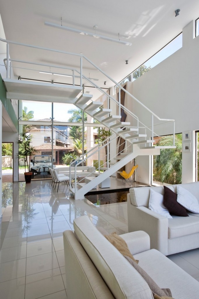 arquitetura-sala-de-estar-pe-direito-alto-casa-no-guaruja