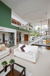 decoracao-clean-e-colorida-sala-de-estar-pe-direito-alto-casa-no-guaruja