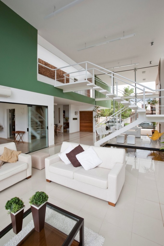decoracao-clean-e-colorida-sala-de-estar-pe-direito-alto-casa-no-guaruja