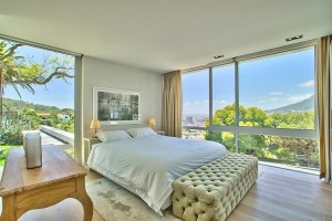 decoracao-clean-quarto-de-casal-portas-de-vidro