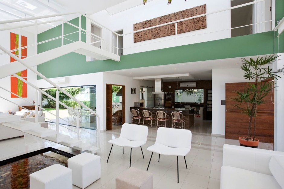 decoracao-clean-sala-de-estar-pe-direito-alto-casa-no-guaruja
