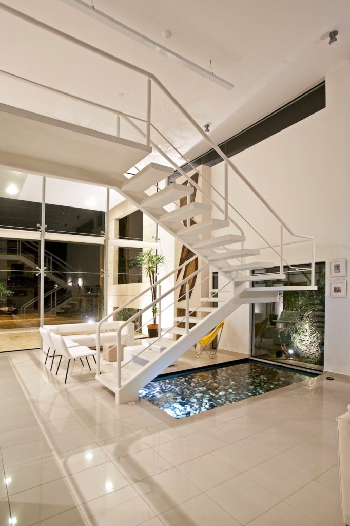 decoracao-espelho-d-agua-sob-escada-casa-no-guaruja-sp