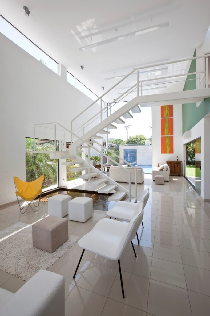 decoracao-sala-de-estar-pe-direito-alto-casa-no-guaruja