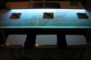 bancada-de-vidro-para-cozinha-com-iluminacao-led-rgb