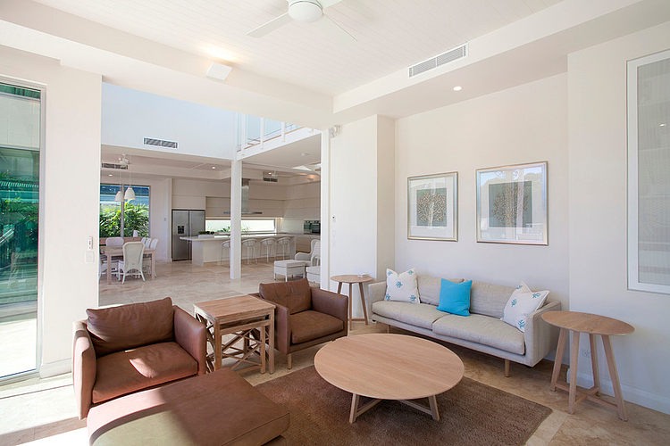 decoracao-sobria-e-neutra-sala-de-estar-casa-de-praia-em-queensland-australia