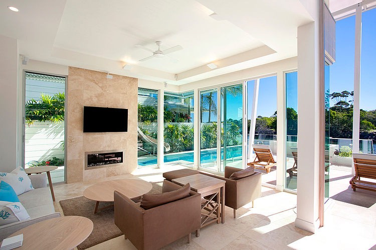 decoracao-sobria-e-neutra-sala-de-tv-casa-de-praia-em-queensland-australia