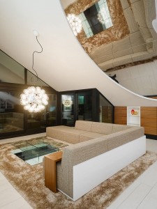 decoracao-teto-inclinado-com-espelho-apartamento-em-stuttgart-alemanha