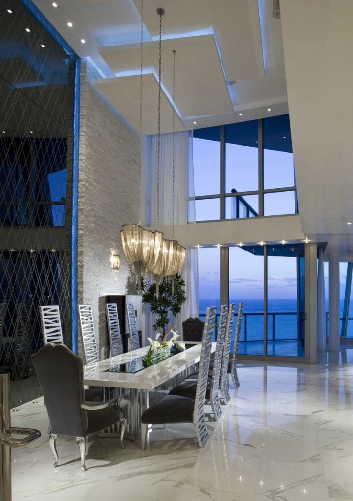 decoracao-luxuosa-sala-de-jantar-pe-direito-duplo