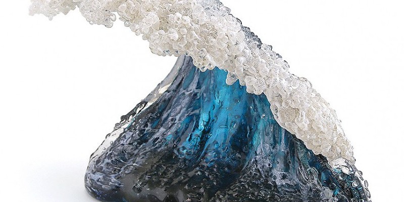 escultura-de-vidro-em-forma-de-onda-do-mar