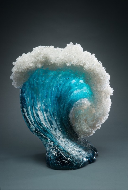 escultura-de-vidro-inspirada-na-onda-do-mar