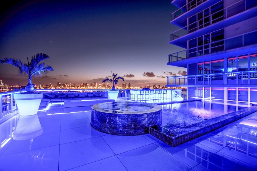 piscina-com-jacuzzi-cobertura-duplex-em-miami-biscayne-bay
