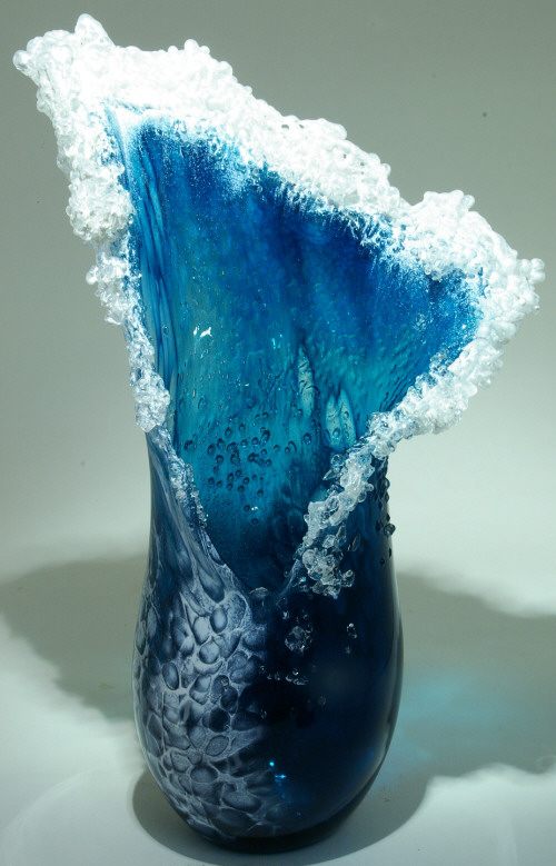 vaso-de-vidro-inspirado-na-onda-do-mar