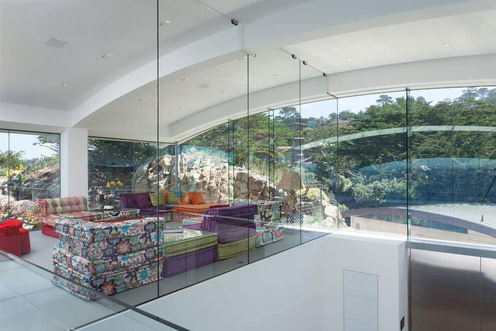 decoracao-colorida-sala-envidracada-casa-em-carmel-california