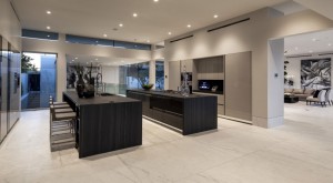 decoracao-cozinha-balcao-ilha-casa-em-trousdale-beverly-hills