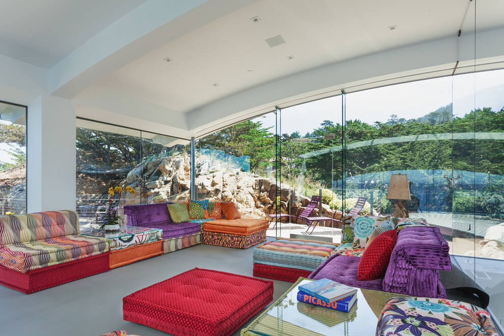 decoracao-exotica-e-colorida-sala-envidracada-casa-em-carmel-california