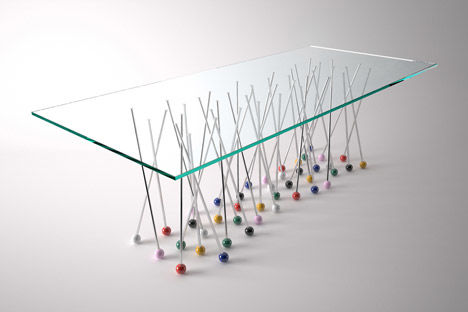 design-criativo-mesa-de-jantar-retangular-com-alfinetes-coloridos