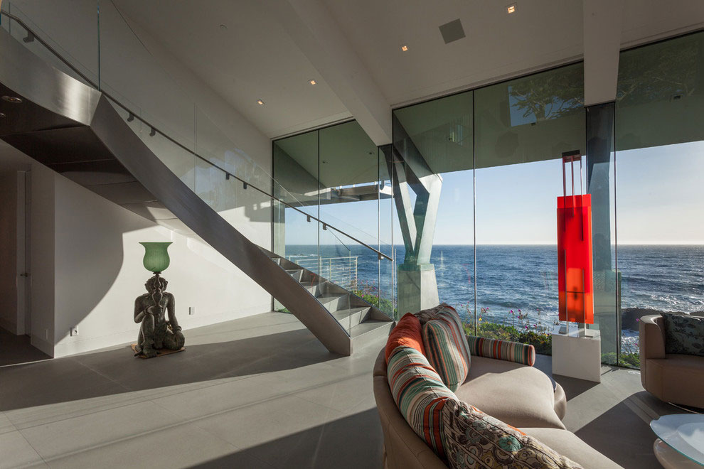 sala-pe-direito-alto-e-escada-de-vidro