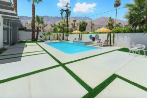 piscina-azul-turquesa-casa-em-palm-springs-calofornia