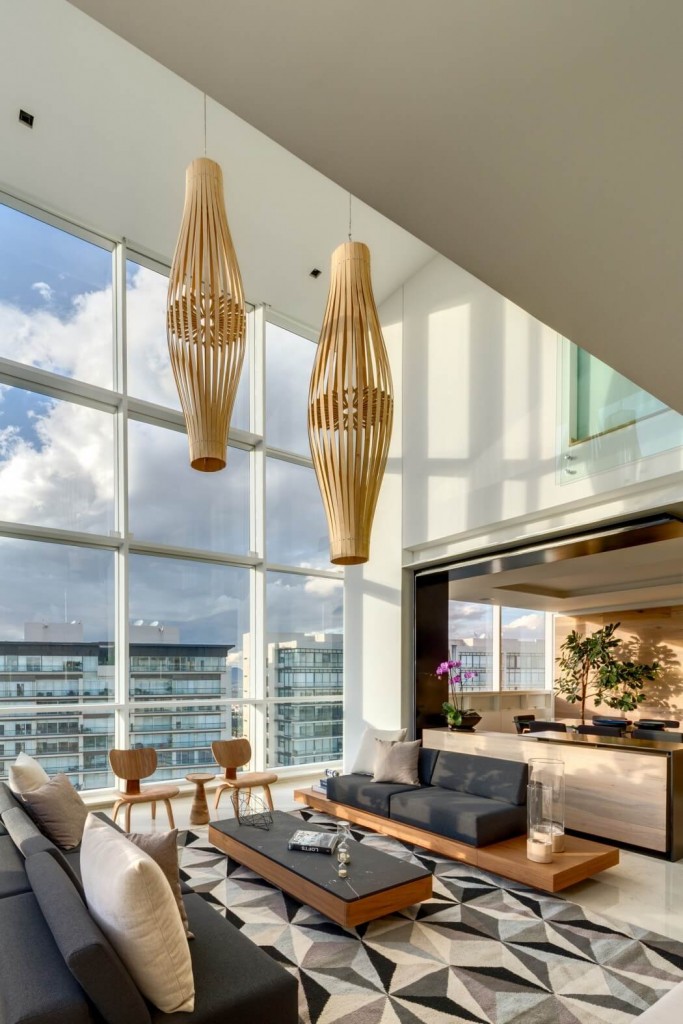 sala-de-estar-envidracada-pe-direito-duplo-cobertura-duplex-na-cidade-do-mexico