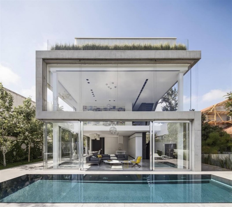 arquitetura-moderna-casa-com-fachada-de-vidro-pe-direito-duplo