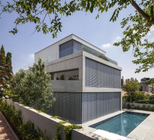 cortina-de-bambu-na-fachada-de-vidro-casa-em-ramat-gan-israel