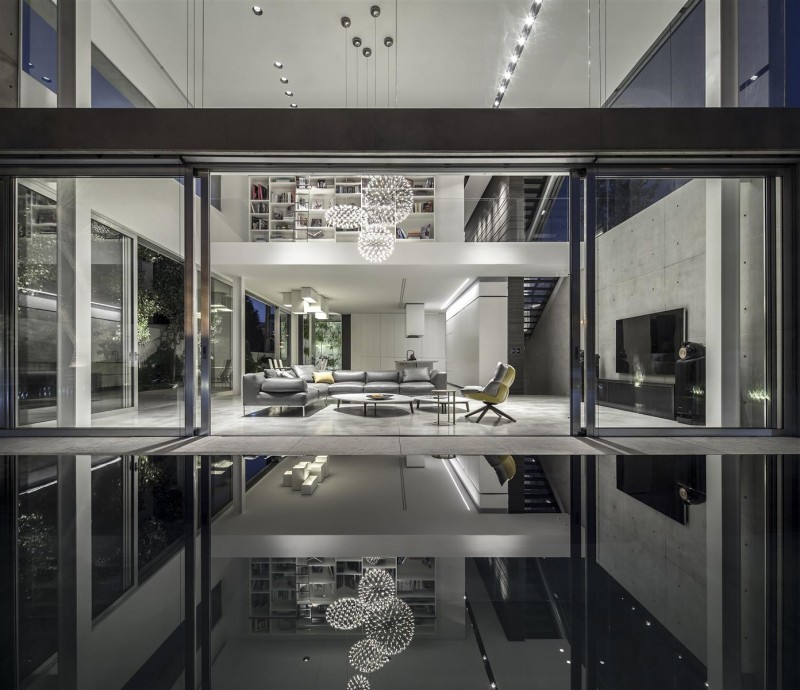 fachada-de-vidro-casa-em-ramat-gan-israel