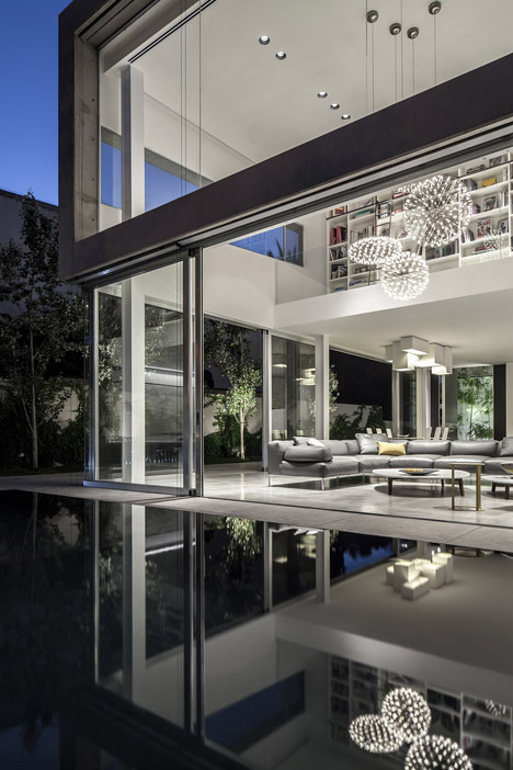 fachada-de-vidro-pe-direito-alto-casa-em-ramat-gan-israel