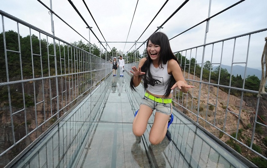 Maior ponte suspensa de vidro do mundo é inaugurada na ...