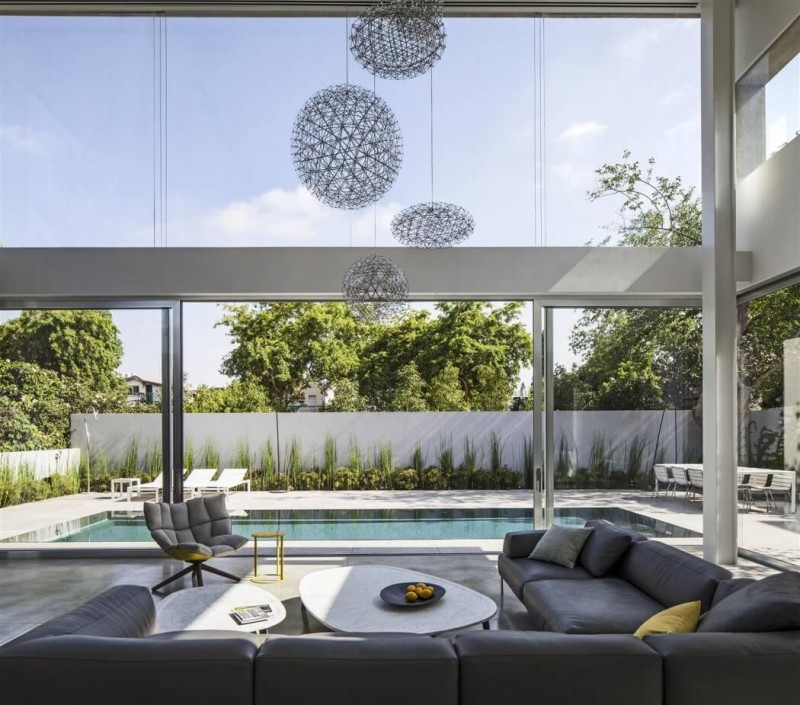 living-envidracado-pe-direito-duplo-casa-em-ramat-gan-israel