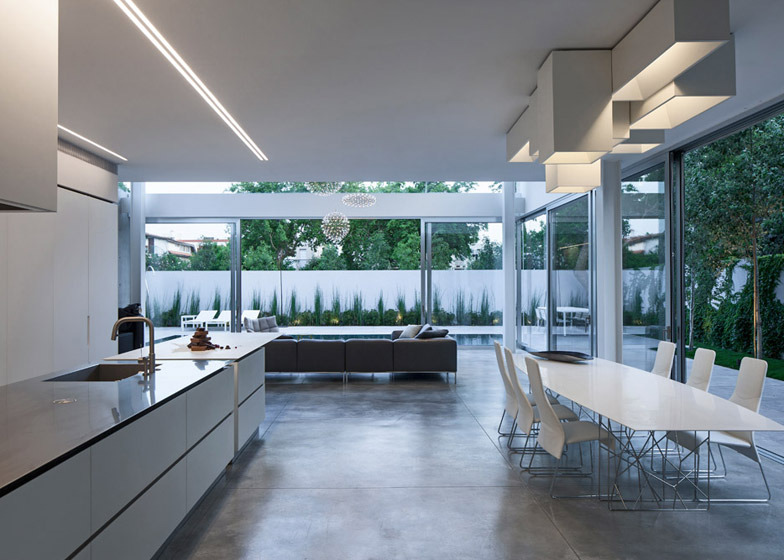 projeto-em-vidro-e-cimento-queimado-casa-em-ramat-gan-israel