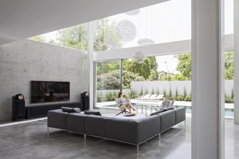 sala-de-estar-em-vidro-e-concreto-casa-em-ramat-gan-israel