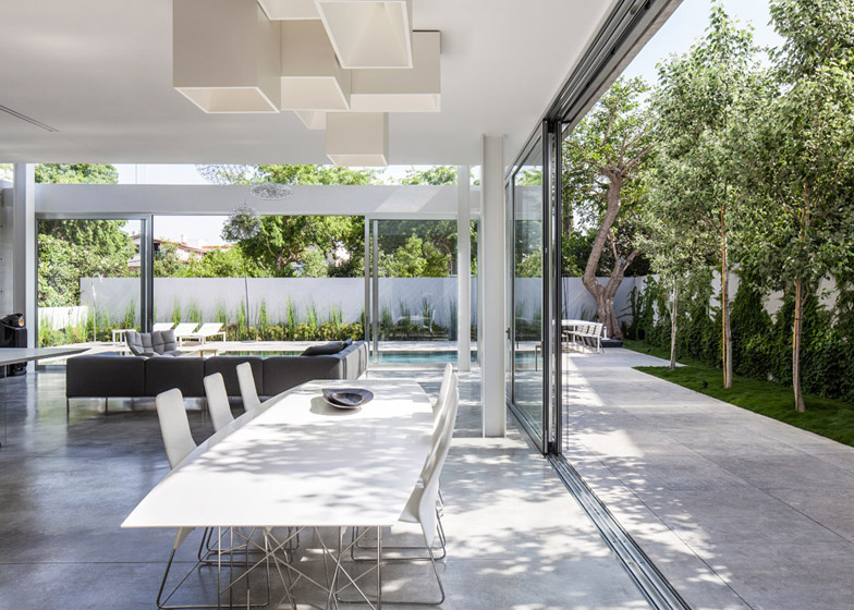 vidro-e-cimento-queimado-casa-em-ramat-gan-israel