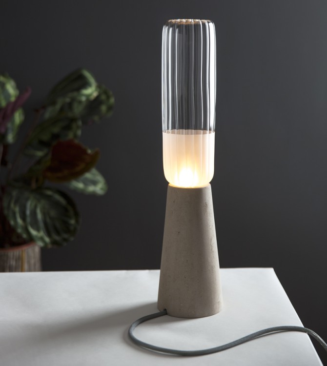 luminaria-de-mesa-em-vidro-fosco-por-sarah-colson