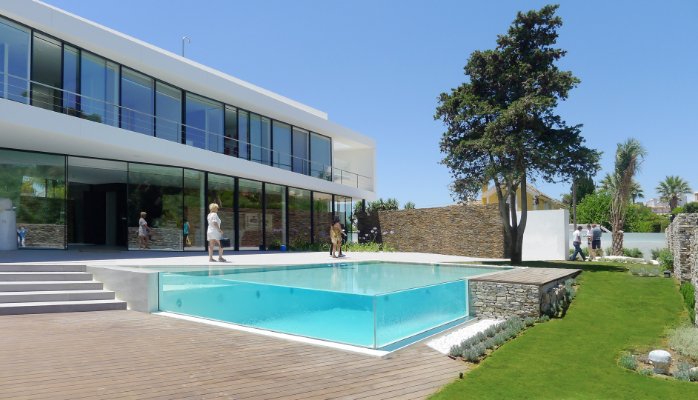 moderna-piscina-de-vidro-borda-infinita