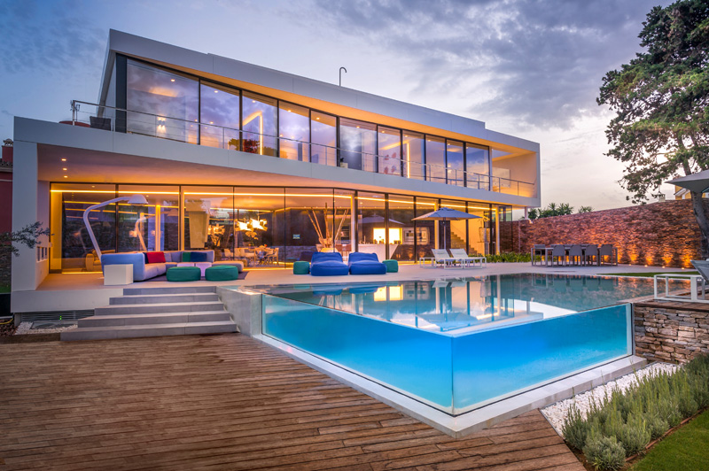 moderna-piscina-de-vidro-com-borda-infinita