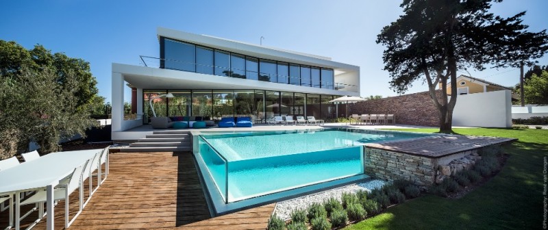 piscina-de-vidro-com-borda-infinita