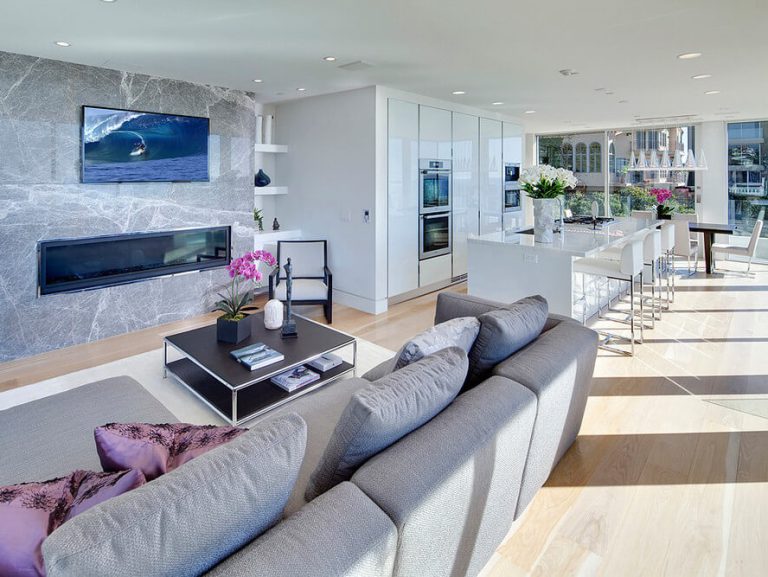 Decoração clean norteia conceito de casa em Laguna Beach