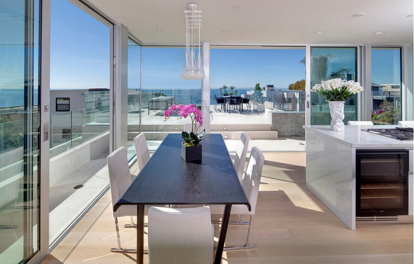 decoracao-clean-sala-de-jantar-envidracada-casa-em-laguna-beach-california