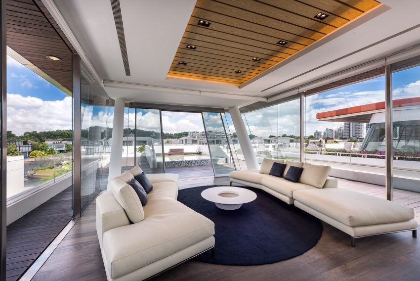 decoracao-sala-de-estar-envidracada-casa-em-cingapura-por-mdb