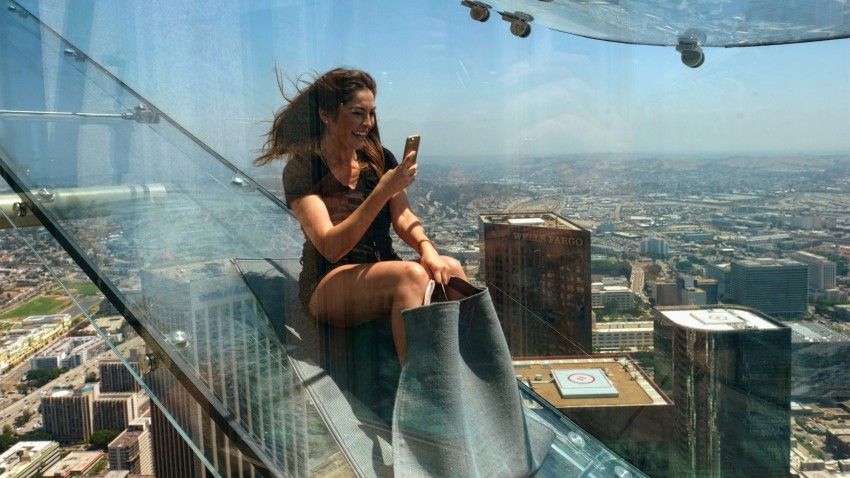 skyslide-escorrega-de-vidro-em-los-angeles-us-bank-tower-eua