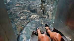 skyslide-escorrega-em-vidro-em-los-angeles-us-bank-tower
