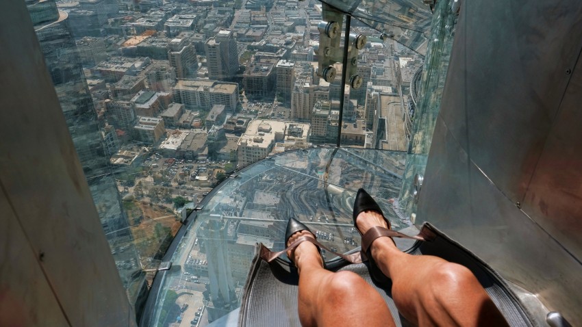 skyslide-escorrega-em-vidro-em-los-angeles-us-bank-tower
