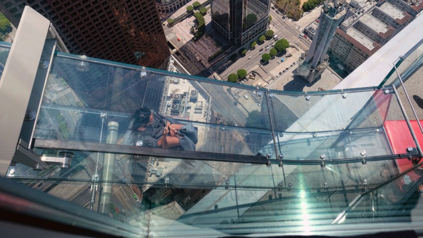skyslide-escorregador-em-vidro-em-los-angeles-us-bank-tower