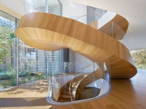 escada-espiral-de-vidro-e-madeira-por-belzberg