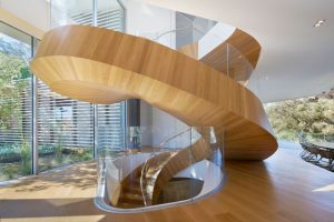 escada-espiral-em-vidro-e-madeira-por-belzberg