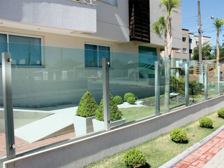 Design em muros de vidro e inox